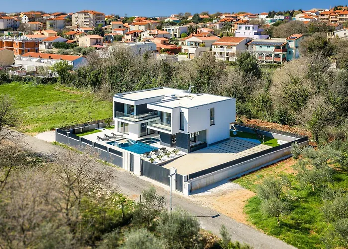 Asper Near Medulin For 8 Persons With 40 M2 Private Pool, Sea View And Only 1 Km From